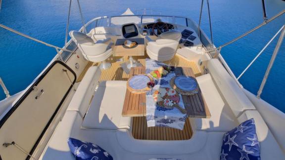 Sitzbereiche und Kapitänskabine auf dem Oberdeck der Motoryacht This Corner in Göcek.