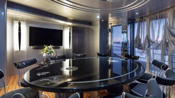 Thunder yatının yemek alanı, modern tasarımı ve zarif atmosferiyle dikkat çekiyor.