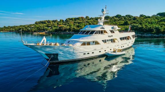 To je To adlı Benetti Classic 115 motoryat Trogir koyunda durgun suda demirli halde.