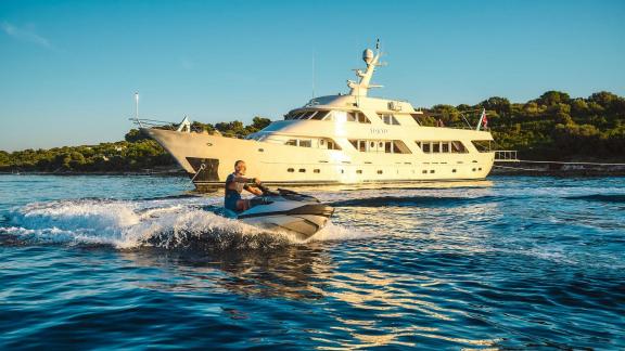 Benetti Classic 115 To je To motoryat Trogir açıklarında jetski keyfiyle dikkat çekiyor.
