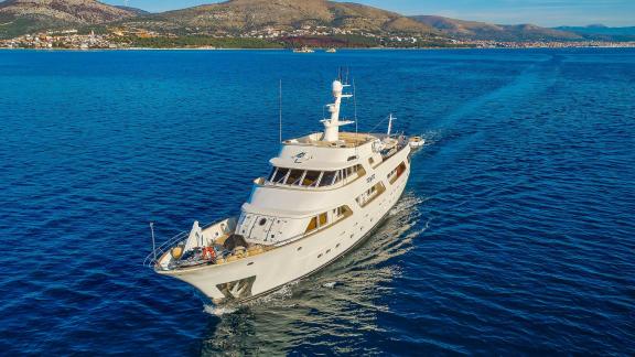 Benetti Classic 115 To je To motoryat Trogir kıyılarında Adriyatik’te yol alıyor.