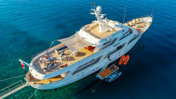 Benetti Classic 115 To je To motoryat, Trogir Hırvatistan’da su oyuncaklarıyla birlikte demirlemiş halde.