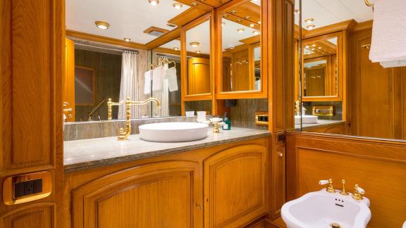 Trogir açıklarında bulunan bu banyo, To je To Benetti Classic 115’te klasik ahşap ve lüks detaylar sunuyor.