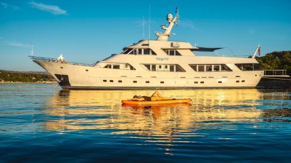 To je To Benetti Classic 115 motoryat, Trogir’de gün batımı ışığında sakin sularda dinleniyor.