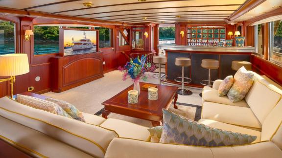 Trogir açıklarında To je To Benetti Classic 115’in iç salonu bar alanı ve şık detaylarla öne çıkıyor.