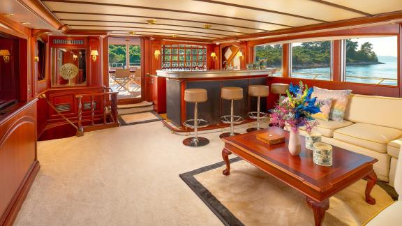 Trogir açıklarında To je To Benetti Classic 115’in iç salonu bar ve manzaralı camlarla donatılmıştır.