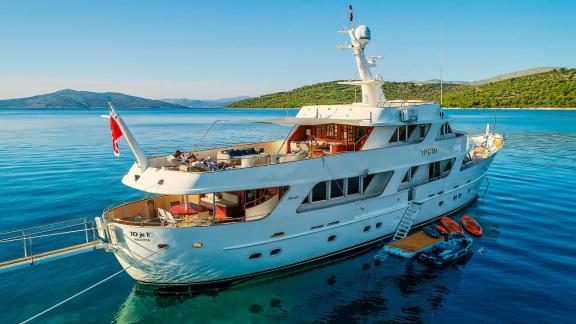 To je To Benetti Classic 115 motoryat, Trogir açıklarında su oyuncaklarıyla birlikte demirli şekilde duruyor.