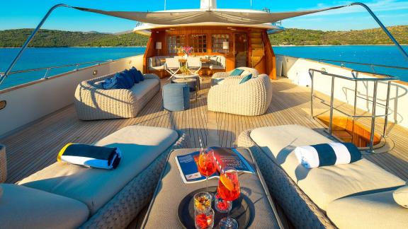 Benetti Classic 115 To je To yatının üst güvertesi Trogir’de lüks ve konfor sunuyor.