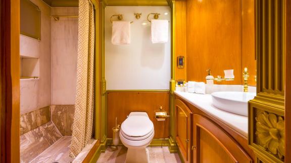 Trogir açıklarında yer alan bu duşlu banyo, Benetti Classic 115’in zarif ve işlevsel detaylarını sunuyor.