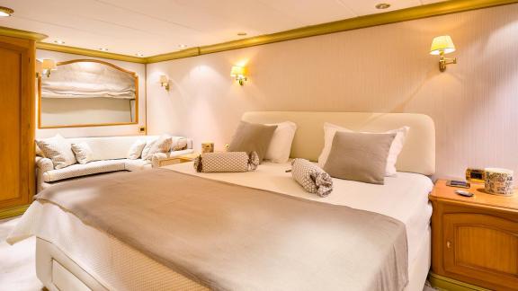 Trogir açıklarında To je To Benetti Classic 115’in ana kamarası geniş, şık ve konforlu detaylar sunuyor.