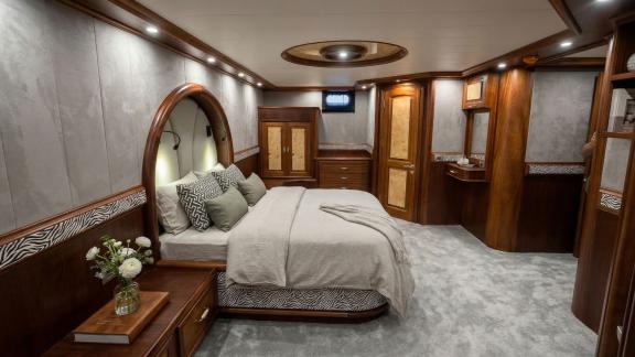 In Marmaris Gulet chartern Option Tosca Masterkabine mit großem Bett und geräumigem Design für komfortable Nutzung.