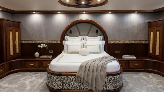 In Marmaris Gulet chartern Option Tosca Masterkabine mit großem Bett und elegantem Design für komfortable Unterkunft sic