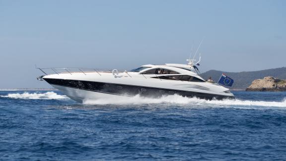 Motoryacht Tranquility 3 gleitet schnell und elegant über die Wellen vor Ibiza.