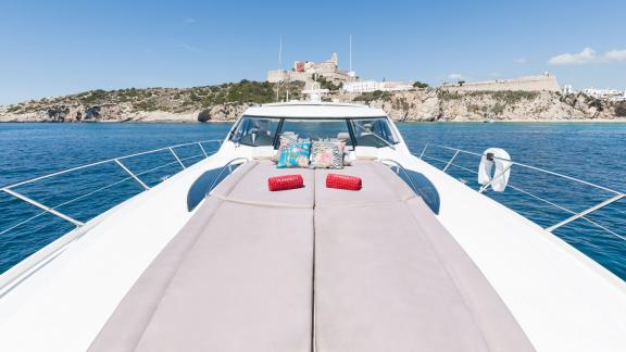 Tranquility 3 bietet am Bug große Liegeflächen mit Kissen bei Ibiza.