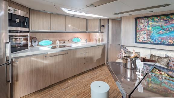 Weiße Arbeitsflächen und viel Stauraum in der Küche der Tranquility 3 Yacht.