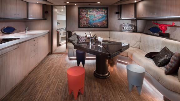 Gemütliche Sitzgelegenheiten und moderner Bartisch in der Tranquility 3 Yacht.