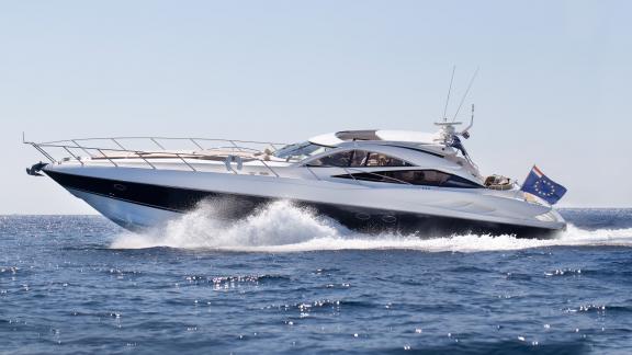 Motoryacht Tranquility 3 gleitet elegant und zügig über die Wellen vor Ibiza.