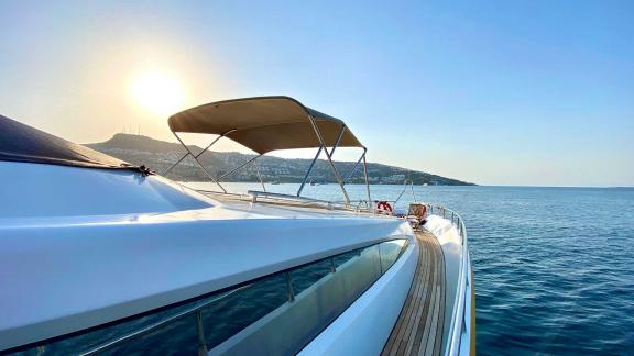 Die Yacht Vedo B zeigt eine elegante Seitenansicht im Meer bei Sonnenuntergang.