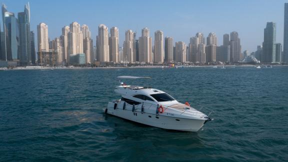 Dubai yat kiralama ile Veronika motoryatı ve eşsiz Dubai Marina manzarasının keyfini çıkarın.