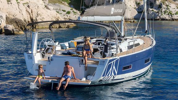 The guests of the Vita yacht enjoying time by the shore.