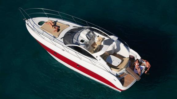 The spacious cockpit and sunbathing area on the foredeck of motor yacht Xenia offer a relaxing sea experience.