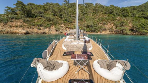 Entspannender Urlaub auf dem geräumigen Teak-Vordeck der Yacht Özgürüm in Göcek. Segelurlaub pur.