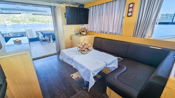 Salon der Motoryacht aus Bodrum mit Meerblick und TV.