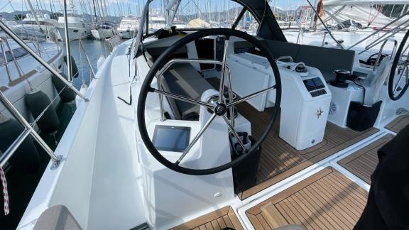 Der Steuerbereich der Yakamozi-Yacht ist mit moderner Navigationstechnik ausgestattet.