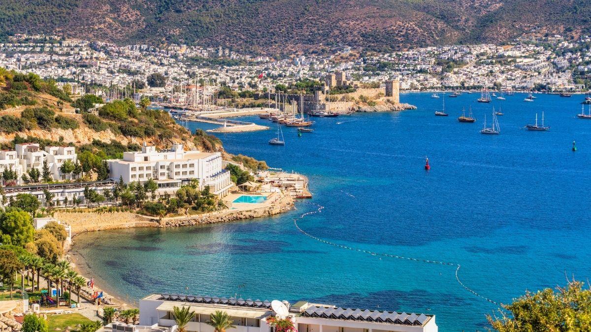 Blick auf Bodrum mit Yachten in der Bucht, weißen Häusern und einem sonnigen, mediterranen Ambiente