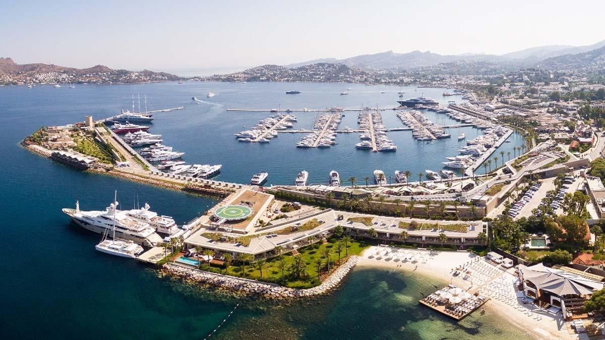 Yachturlaub: Bodrum, eine Hafenstadt mit zahlreichen Yachten und Hotels direkt am Meer gelegen