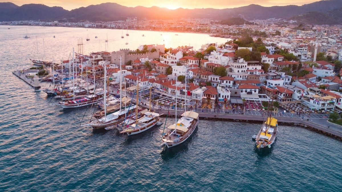 An idyllic sight: Sailing yachts in the harbour, kissed by the sunset