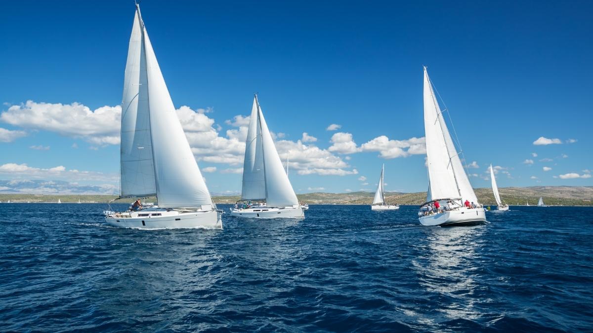 Spannendes Segelrennen: Mehrere Yachten kämpfen um die Führung auf dem türkischen Meer