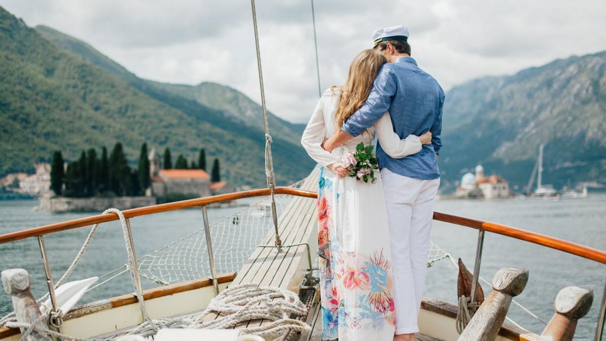 Auf dem Deck der Jacht verbringt das Paar romantische Momente mit Blick auf die Aussicht.