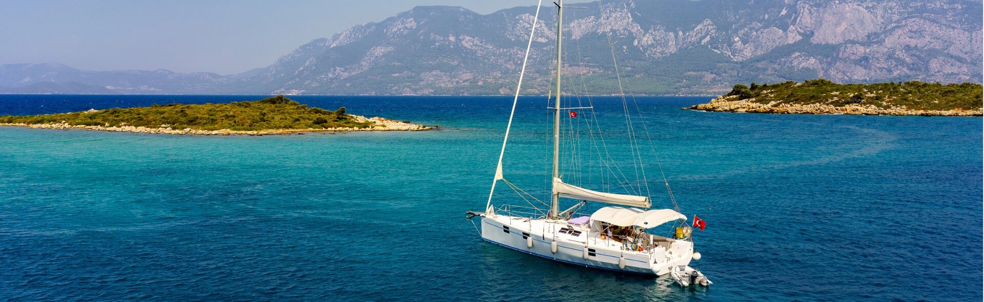 Segelyacht in der Ägäis auf dem Meer mit einer türkischen Flagge