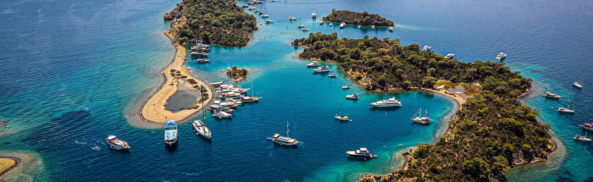 Luftaufnahme von Inseln und Booten