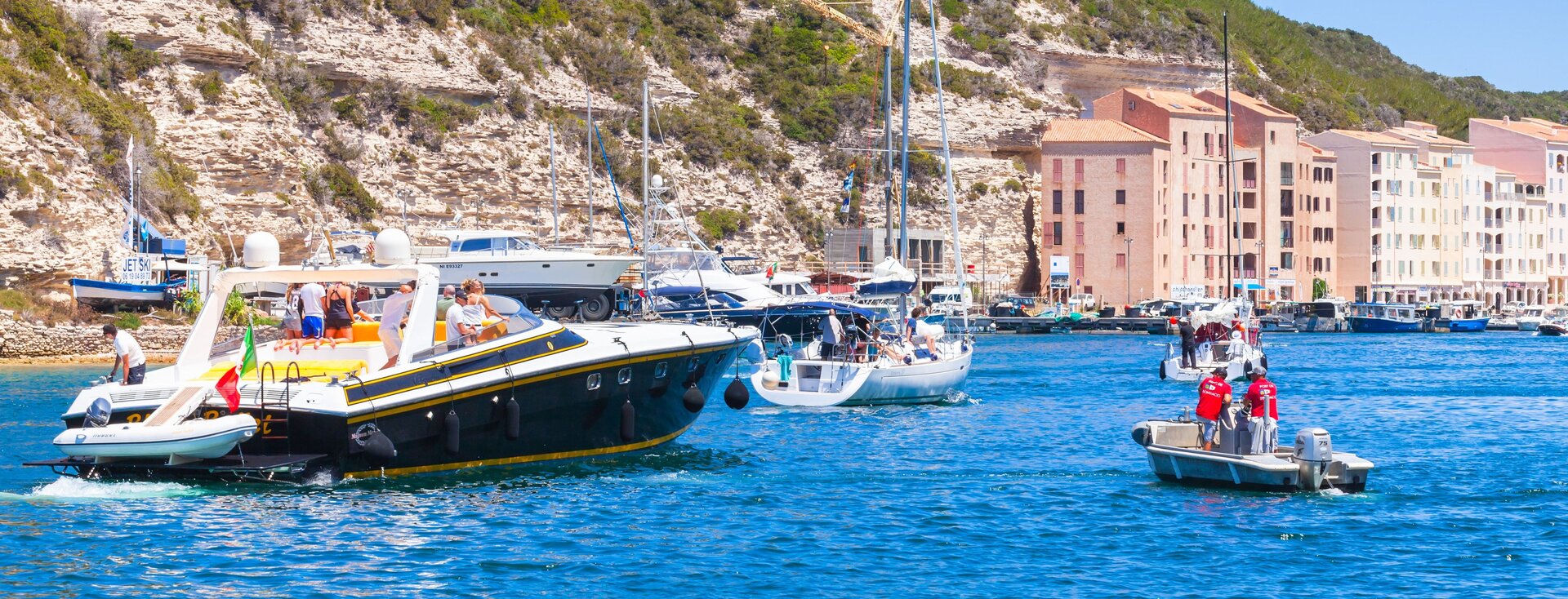 Boote und Yachten im Hafen von Bonifacio, Korsika, das Highlight beim Boot mieten in Frankreich