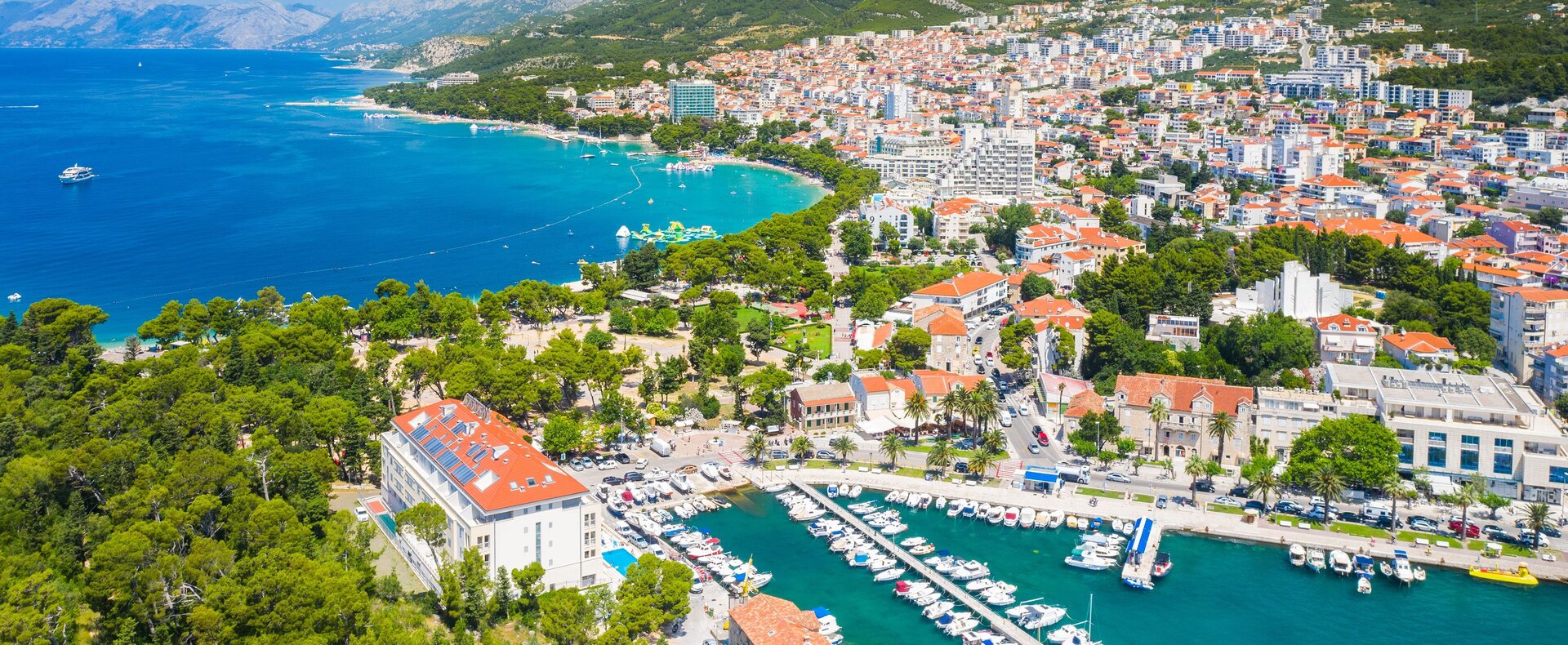 Panorama-Blick auf den Hafen, der ideale Ausgangspunkt, um ein Boot mieten Makarska