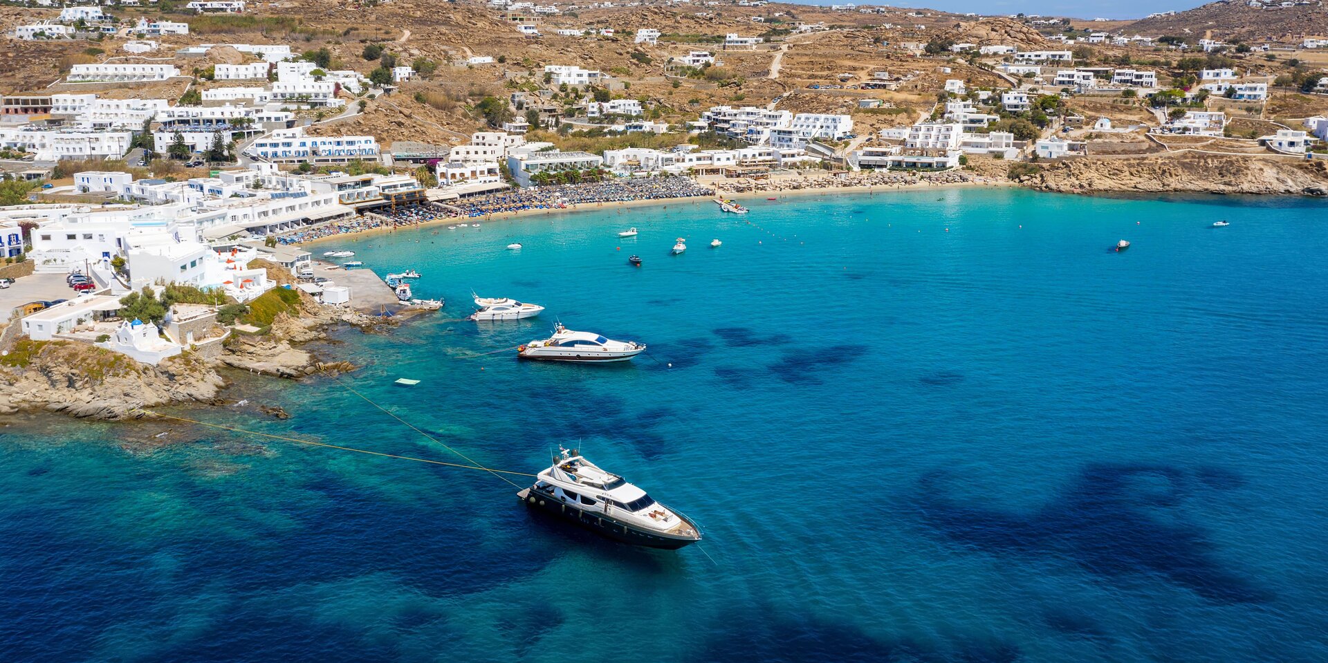 Luftaufnahme von Platis Gialos; der exklusive Ort, um eine Motoryacht oder ein Boot mieten Mykonos zu verwirklichen