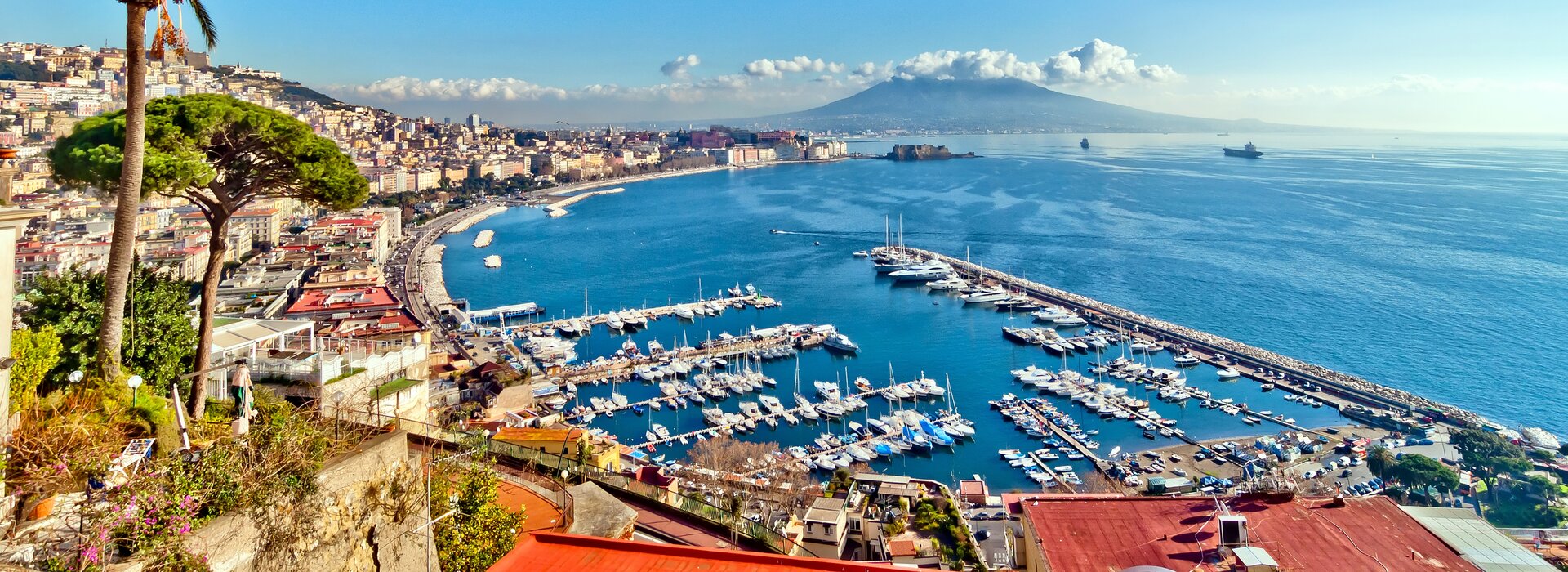 Hafenpanorama von Neapel vor dem Vesuv, der ideale Startpunkt zum Boot mieten Neapel