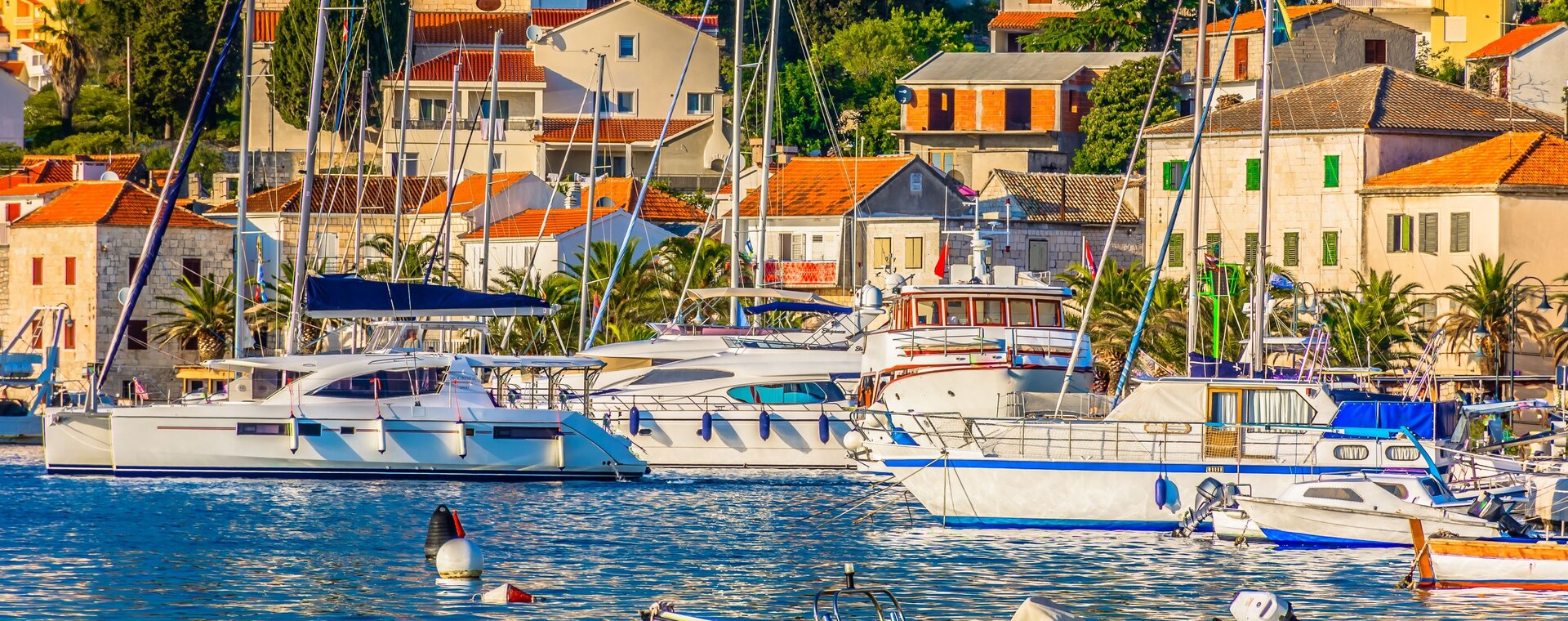 Verschiedene Yachten im Hafen von Rogoznica, die für Ihren Motoryacht Charter in Rogoznica bereitstehen