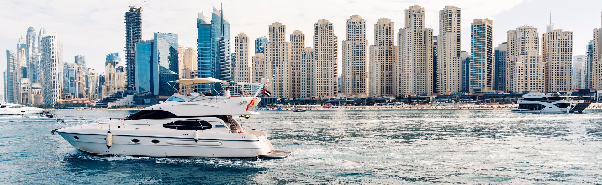 Atemberaubende Aussicht auf Dubai Marina mit vielen Yachten; ideal, um ein exklusives Motorboot mieten Dubai für Touren