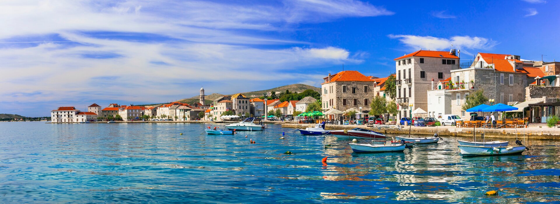 Kastela körfezinin mavi sularına yansıyan tarihi taş evler