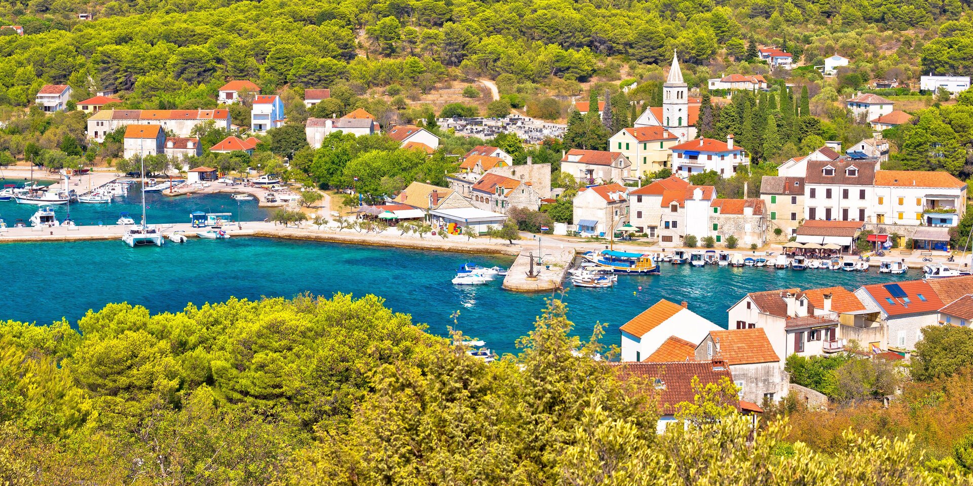 Das Inseldorf Zlarin, ein beliebter Stopp beim Katamaran mieten in Sibenik