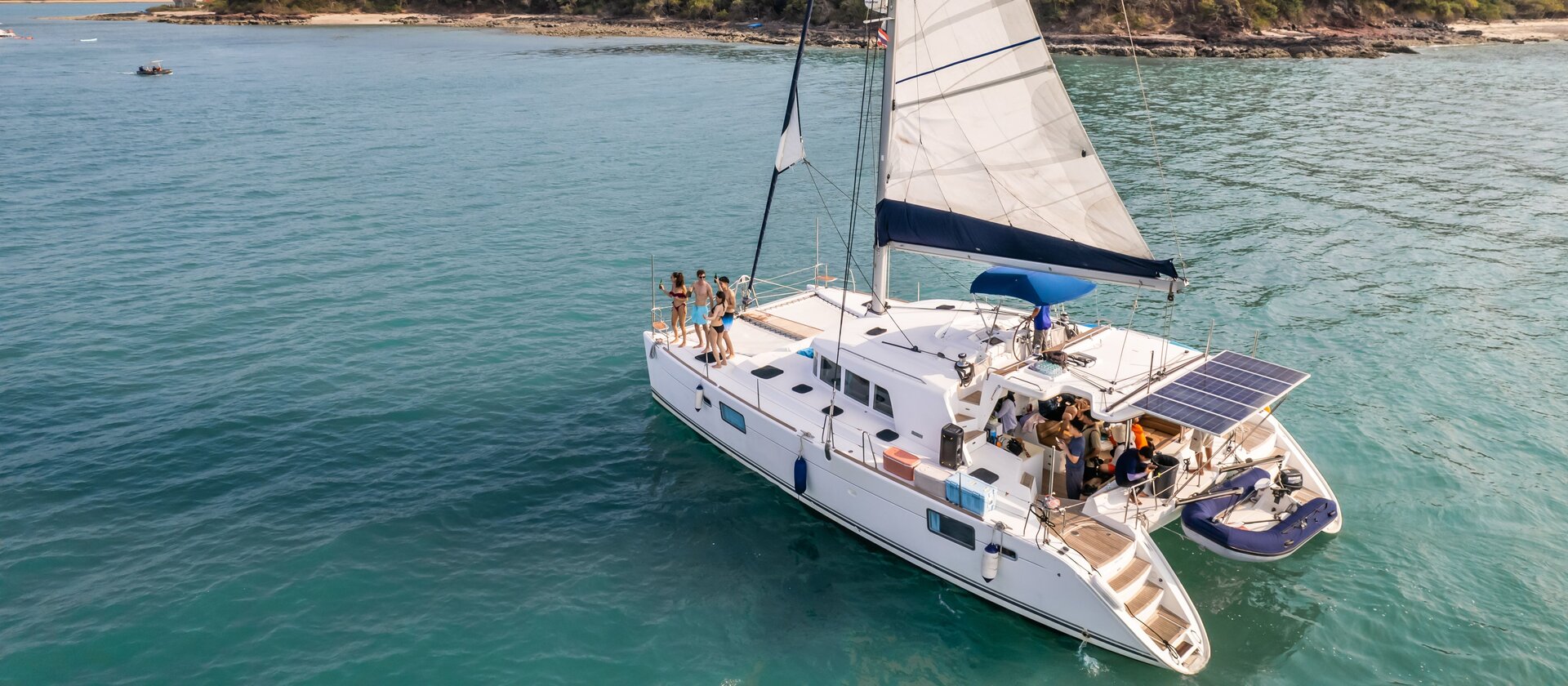 Katamaranda yelken seyrinin tadını çıkaran özel grup, Split katamaran kiralama keyfi