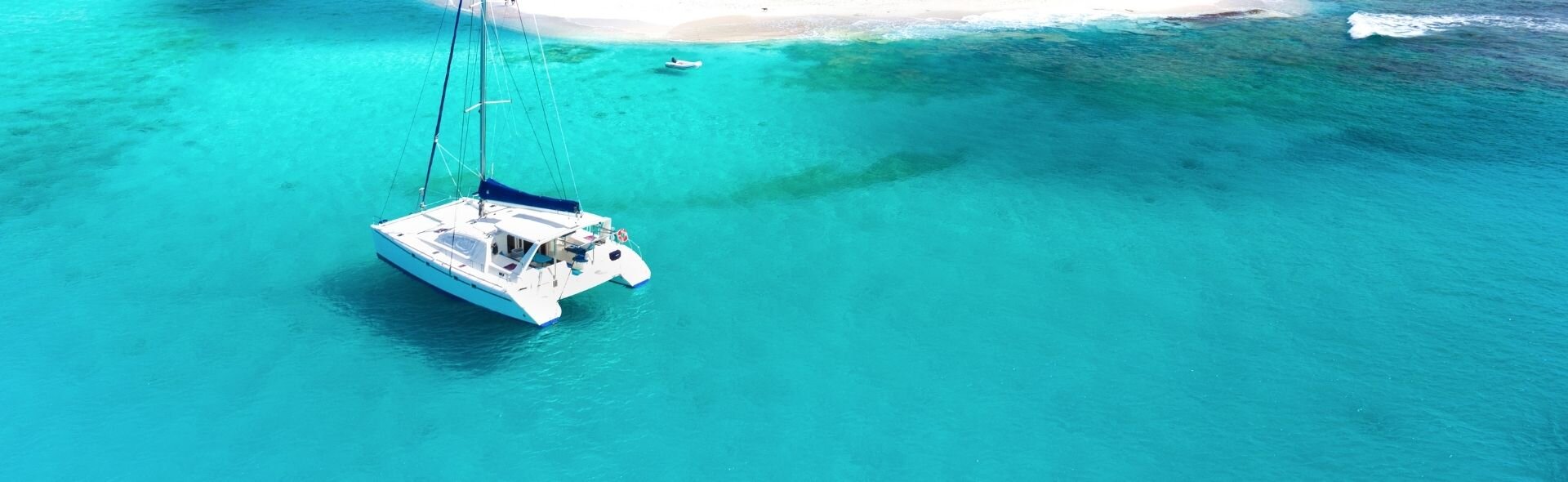 Katamaran mieten Athen – Segelurlaub im Saronischen Meer mit türkisblauem Wasser und traumhaften Buchten