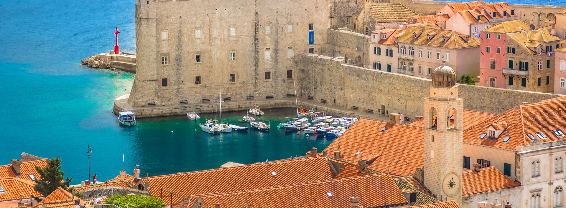 Вид через красные крыши на марину Дубровника, идеальная отправная точка для вашего чартера гулет в Дубровнике