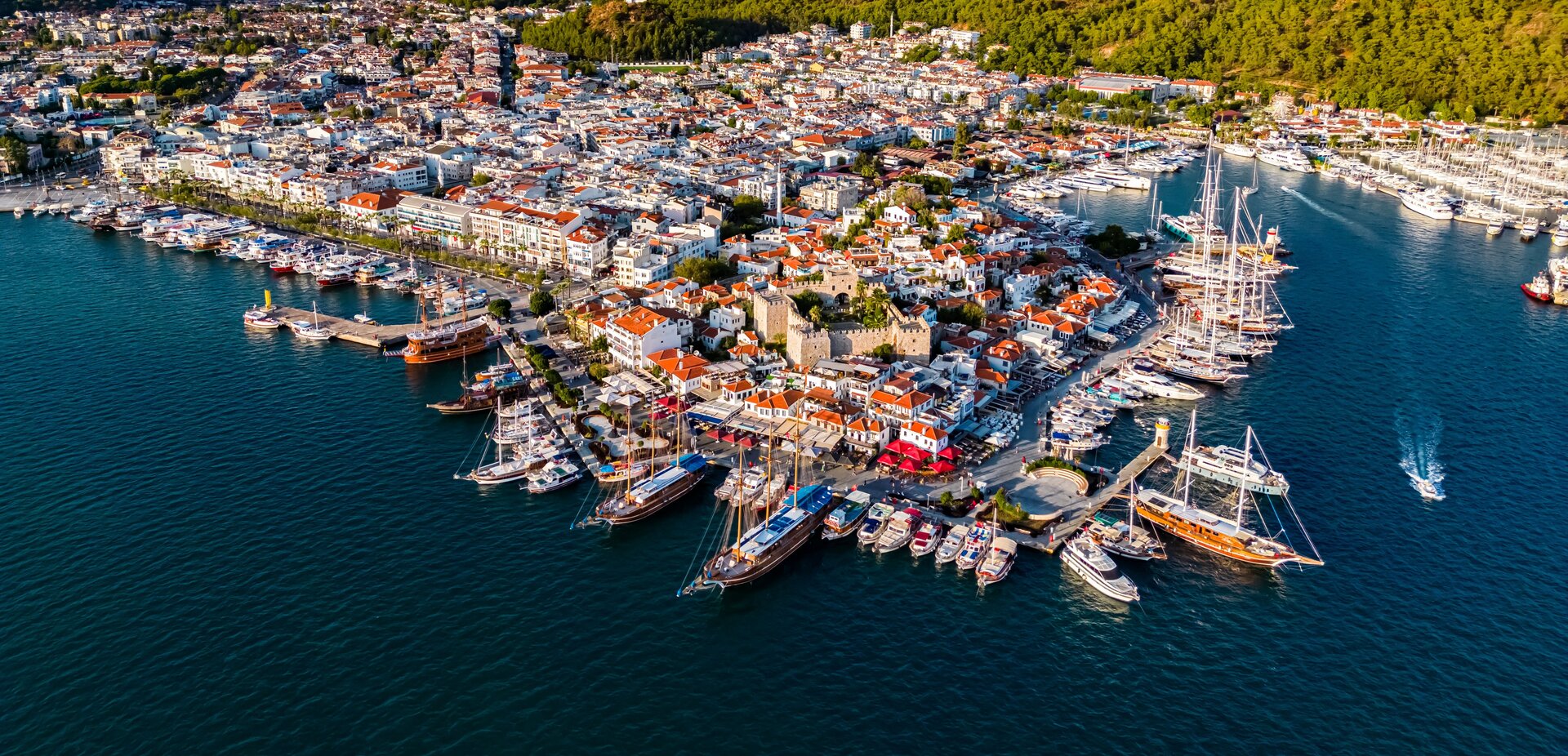 Historische Burg und Altstadt beim Gulet charter Marmaris am blauen Meer