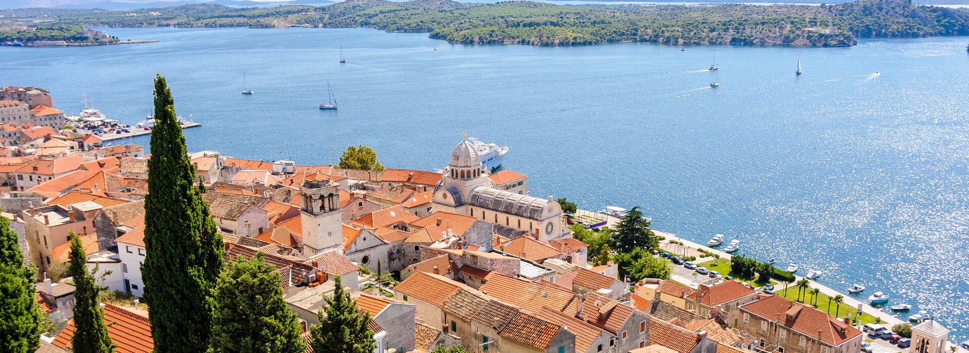 Panorama-Ansicht der Altstadt von Sibenik mit der St.-Jakobus-Kathedrale, der ideale Start zum Gulet mieten in Sibenik