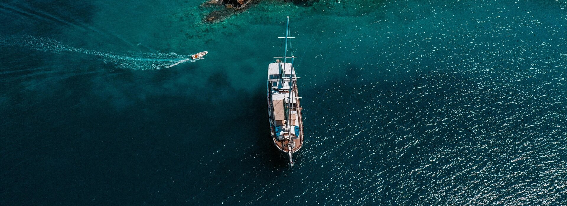 Koyda demirli gulet ve zodyak bot ile lüks gulet kiralama tatili