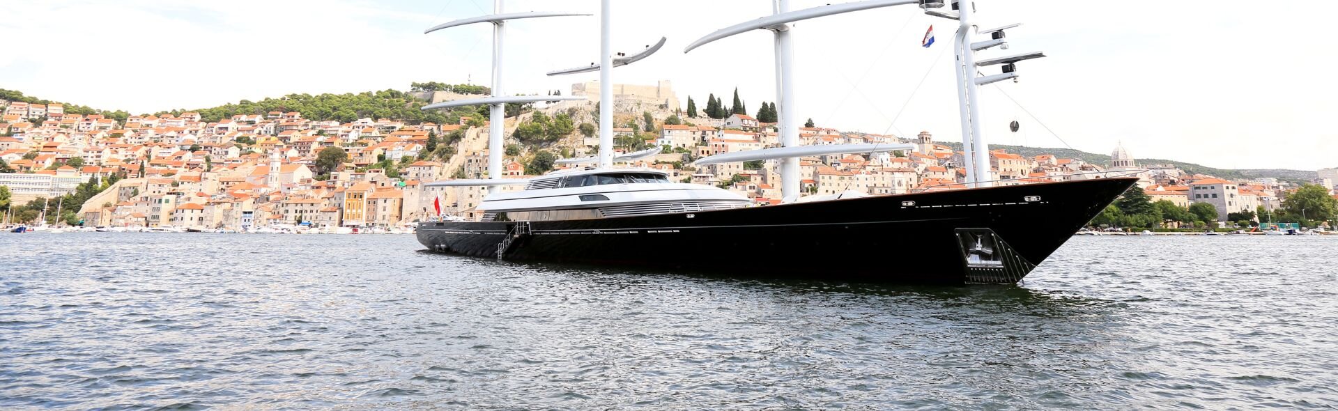 Schwarzer Motorsegler vor Sibenik, das Nonplusultra beim Luxus Motorsegler Charter Kroatien